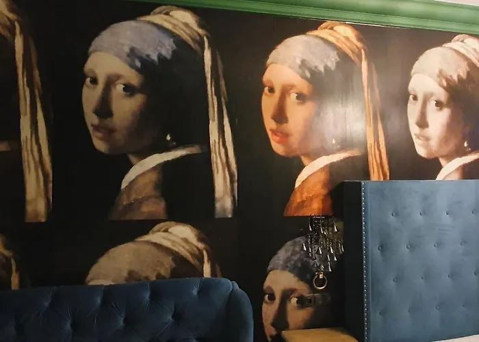 Center Near Public Swimming Pool Apartment *