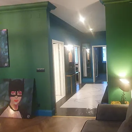 Center Near Public Swimming Pool 바르샤바